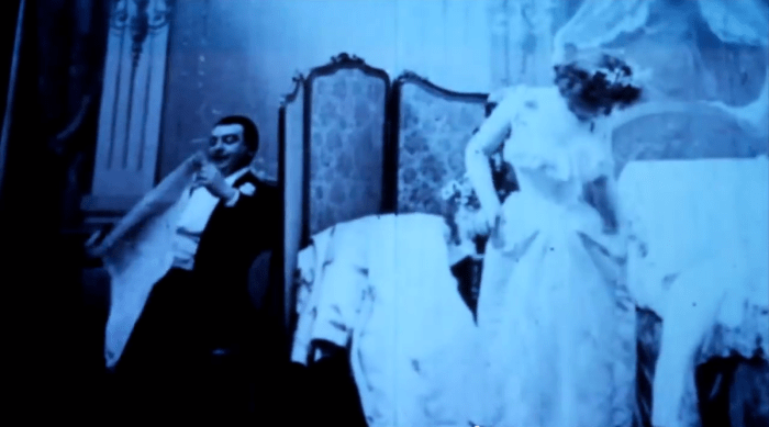 Etter dagens standarder ville denne filmen ikke engang blitt betraktet som PG -klassifisert, men tilbake i 1896 da denne banebrytende kinoen traff skjermene verden gikk i oppstyr. Filmen er fransk (selvfølgelig) og har tittelen Le Coucher de la Mariée, ii inkluderer en scene der en kvinne tar av seg klærne på badet, bader og deretter kler på seg igjen. Va va va voom!
