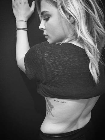 Chloë Grace Moretz Skuespillerinne, modell og kjæreste til Brooklyn Beckham, Chloë Grace Moretz er en travel jente, men hun tok seg tid til nylig å få sin egen miniatyr -tatovering fra JonBoy - et søtt stykke på brystkassen hennes med bestemorens navn, 