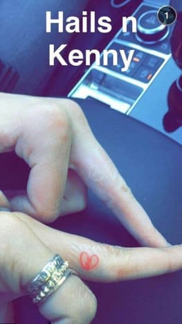 Kendall JennerGal -venner Hailey Baldwin og Kendall Jenner slo JonBoy i august 2015 for å ha matchet knuste tatoveringer på fingrene. Mens Hailey valgte en rød tatovering, holdt Kendall det enkelt med et diskret, hvitt stykke. Kendall hadde også JonBoy blekk den lille hvite prikken hun hadde tatovert på fingeren to måneder før.