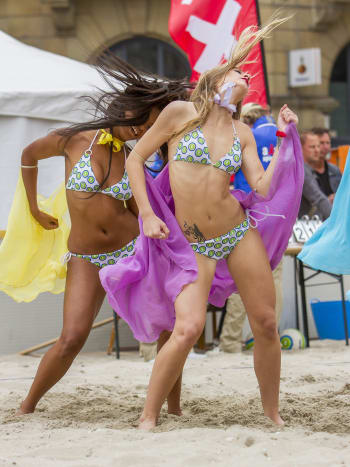Foto via Pixabay Kvinnen som trosser dansen viser en følelse av selvtillit. Antropolog Helen Fisher sa: