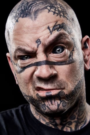 Bilde av @shootmepeterFor flere år siden tatoverte tatoveringsmann Johnny Nobody over det hvite i øynene med svart blekk.