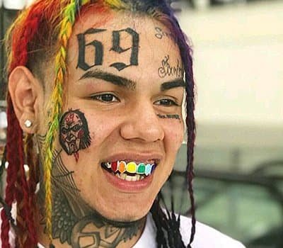 Som navnet hans sier, har rapperen 6ix9ine eller Tekashi69, hvis virkelige navn er Daniel Hernandez, stort sett nummer 69 tatovert over hele kroppen. Inkludert et stort nummer 69 i ansiktet hans. Årsaken bak dette er tilsynelatende gjengrelatert.