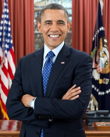 President Barack Obama blir fotografert under et presidentportrett som sitter for et offisielt bilde i Oval Office, 6. desember 2012. (Official White House Photo by Pete Souza)