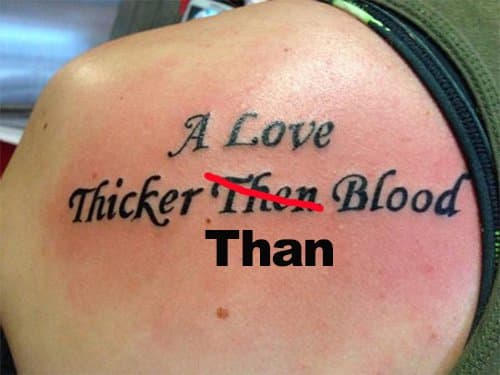 Teszteld le a tetoválást. Nem, komolyan, BIZTONSÁGOSÍTJA A TETOVÁT. Ez különösen igaz a nevekre és az idegen nyelvekre. A tetoválóművész minden tőle telhetőt megtesz, de soha nem árt, ha van egy második személy, aki kétszer ellenőrizze.