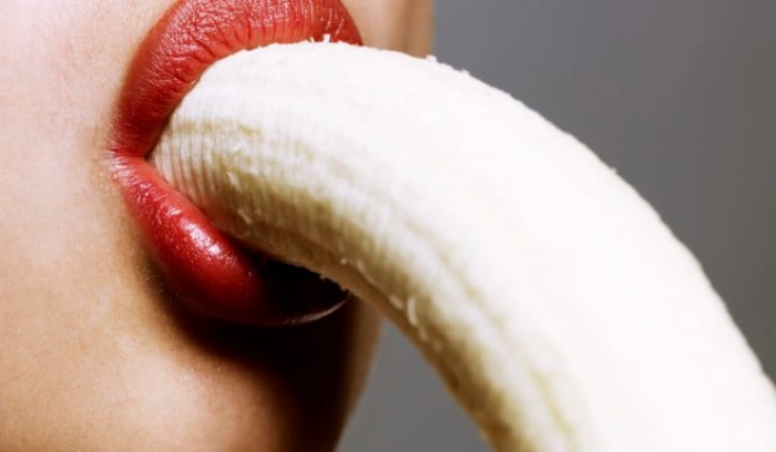 תקריב של אישה אוכלת בננה