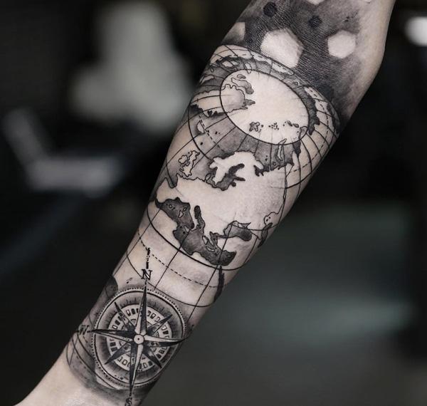 Globekart og nautisk kompass
