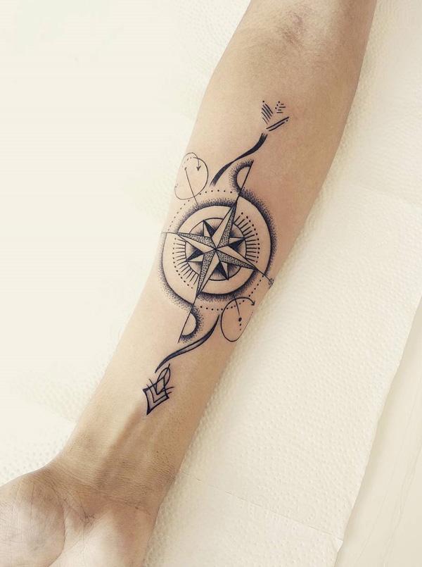 Elegant vindrosa tatoveringsdesign på underarm for jenter