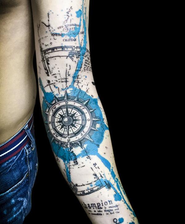Teljes ujjú tetoválás tengeri iránytűvel és akvarell stílusú térképpel