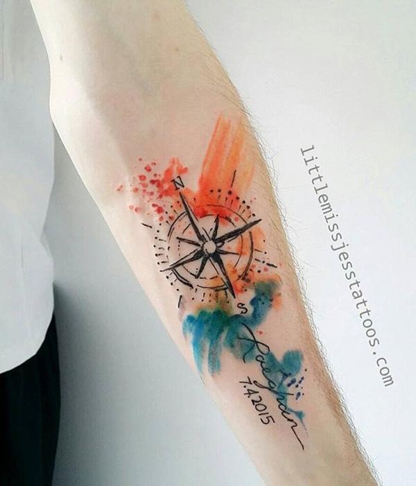 Hűvös szélrózsa tetoválás névvel és dátummal, akvarell stílusban az ujján