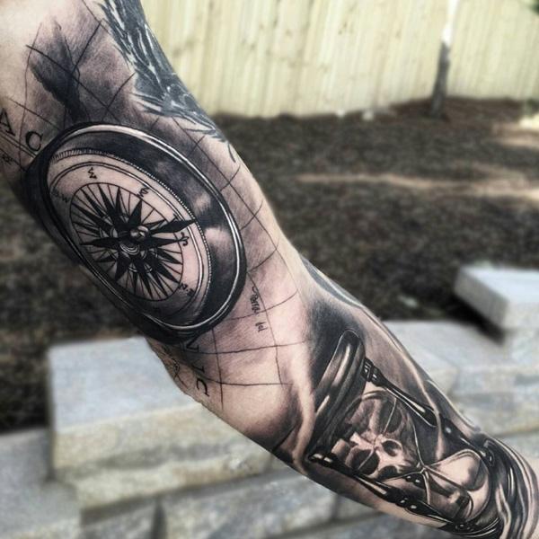 kompass-og-timeglass-hel-ermet-tatovering-for-mann-75
