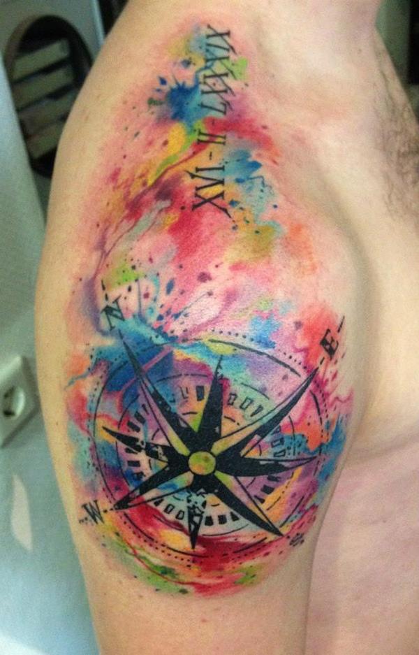 Akvarell szélrózsa tetoválás a vállán