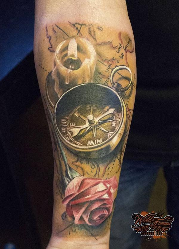 3D tatovering med kombinasjon av kompass, rose og lys på underarmen