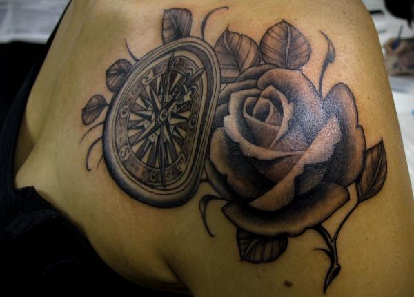 Fekete és szürke iránytű és rózsás tetoválás a vállán
