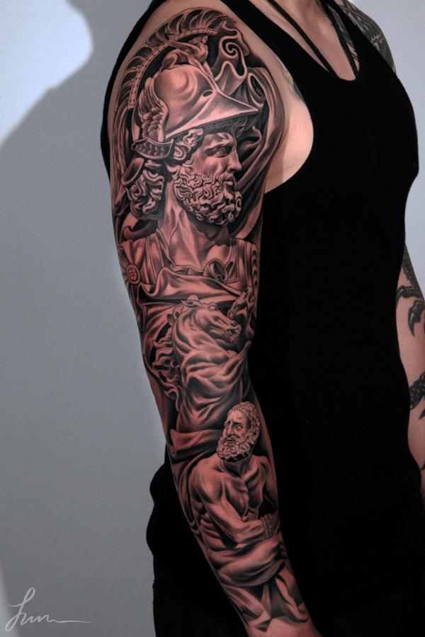 Lenyűgöző harcos tetoválás a teljes karon férfiak számára