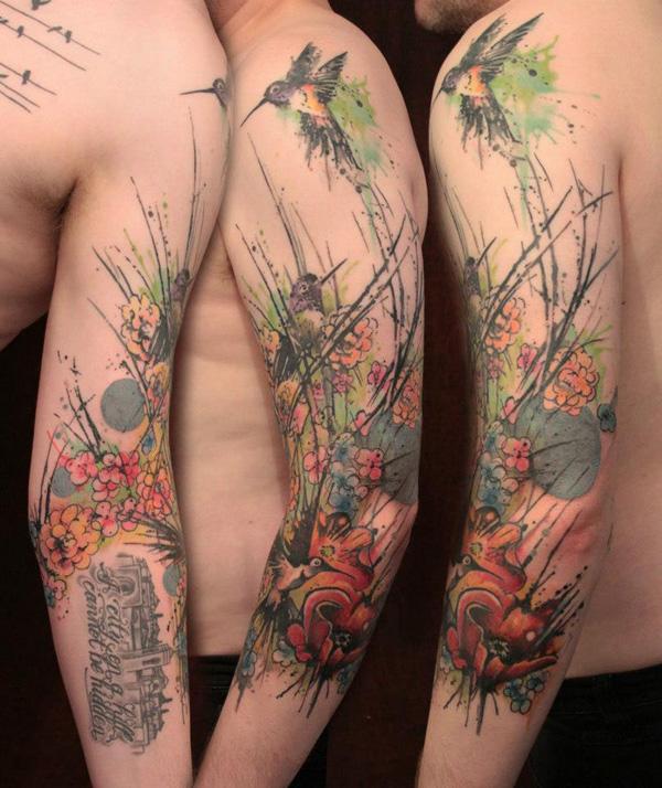 Kolibri és virágos akvarell stílusú teljes ujjú tetoválás