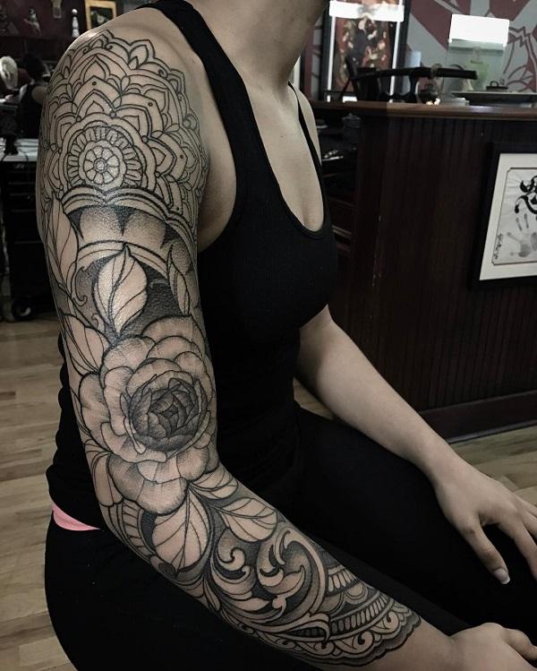 Vegyes virágok teljes ujjú tetoválással