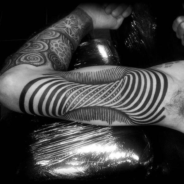 optisk illusjon geometrisk tatoveringstatovering på armen for menn