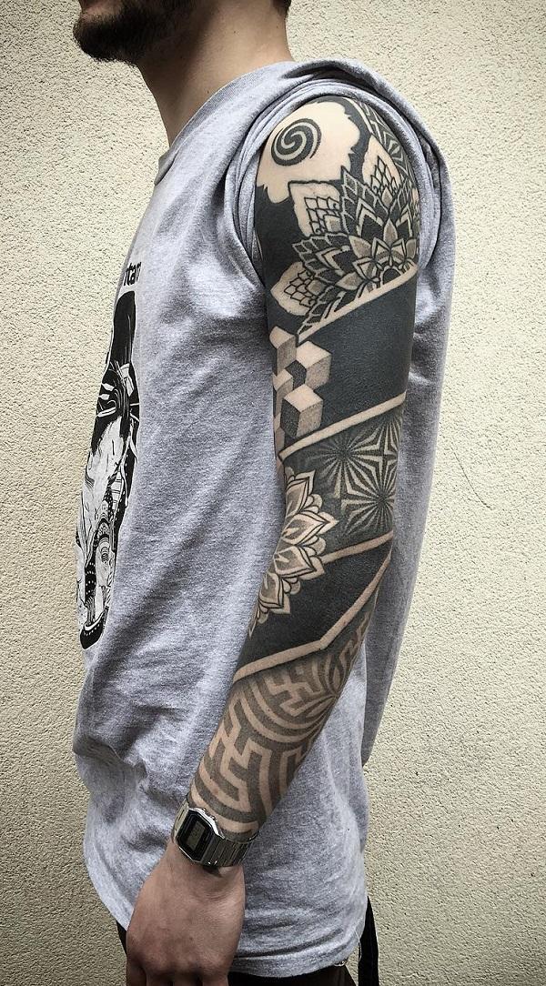 Blackwork tatovering med full erme med mandala og geometriske former
