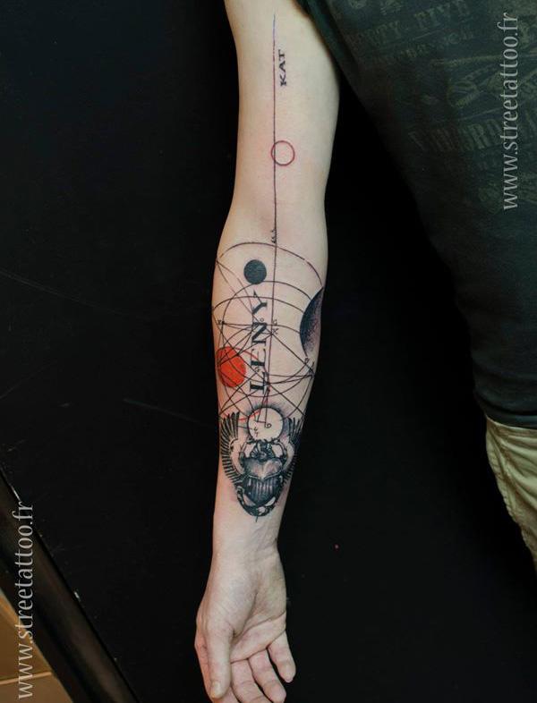 Absztrakt teljes ujjú tetoválás Trash Polka stílusban