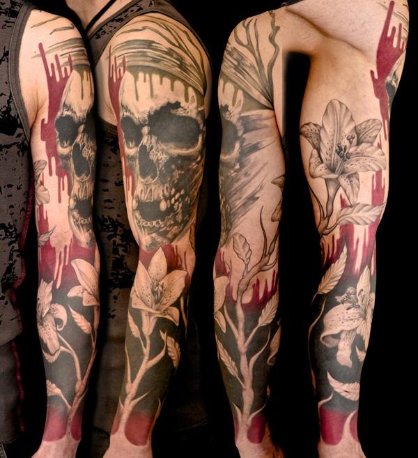 Koponya és liliom teljes ujjú tetoválás
