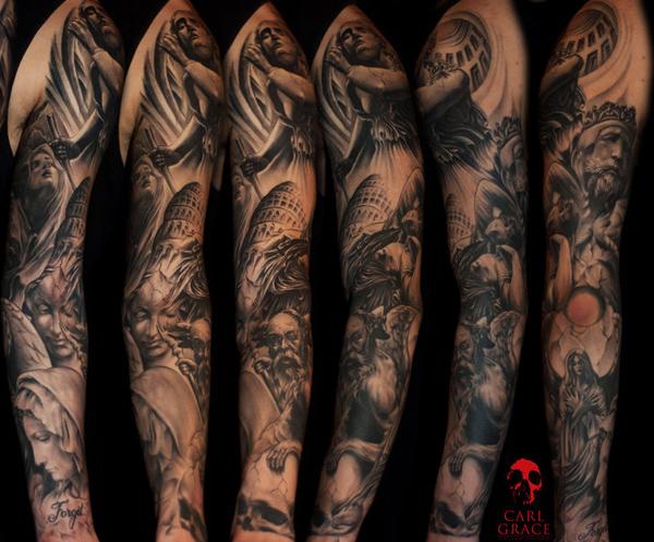 Svart og hvit tatovering med religiøst tema på armen