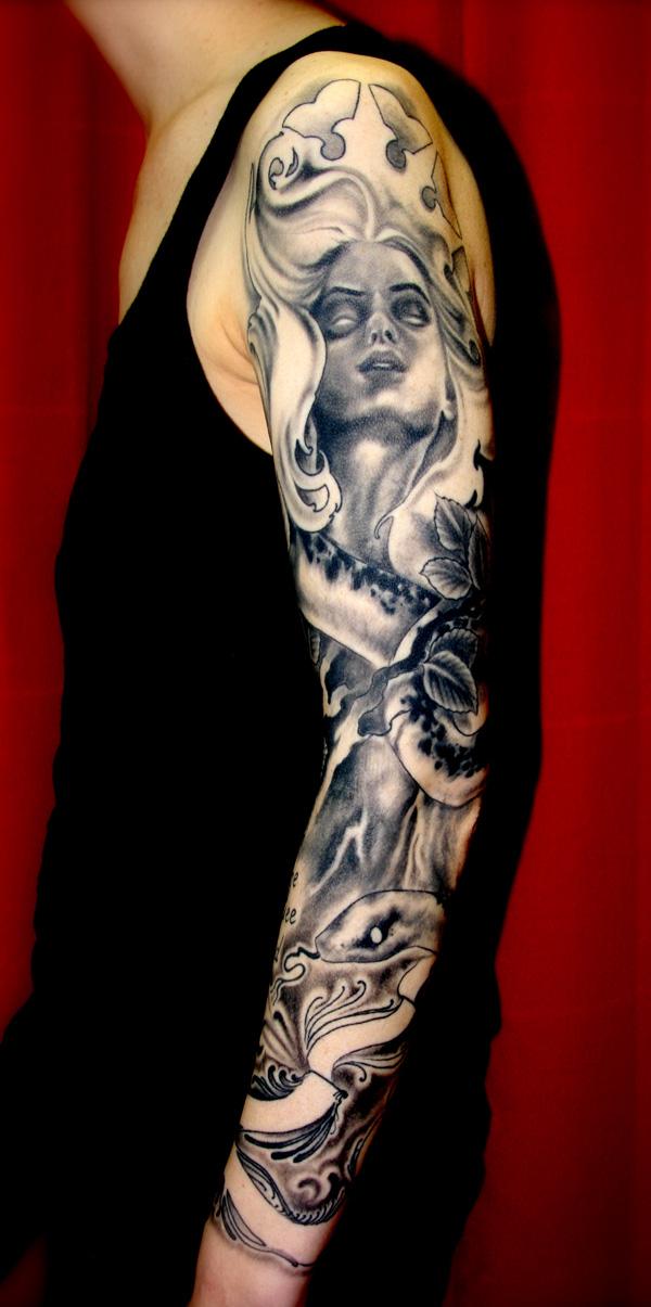 Vipera és nő teljes ujjú tetoválás szürkeárnyalatos férfiaknak