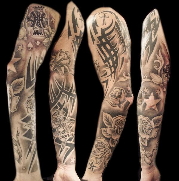 Fekete és szürke tetoválás virággal és több szimbólummal a teljes karban