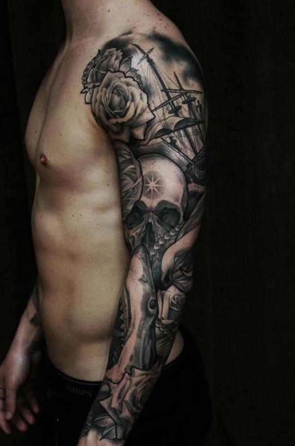 Svart og grå tatovering med hodeskalle, rose og båt på arm for menn