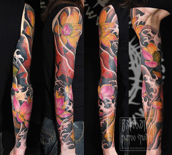 Farget japansk tatovering med kiofisk, lotus og bølge på full arm