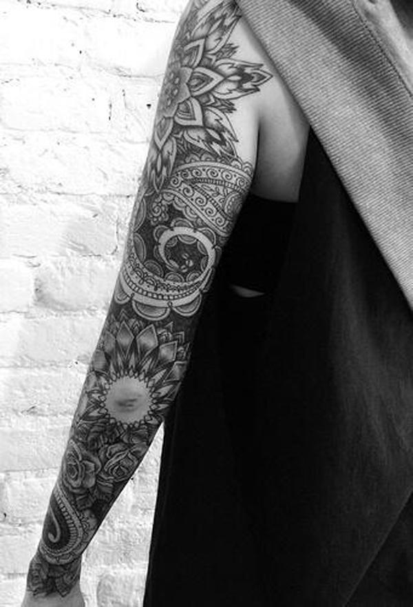 Fekete -fehér ujjú tetoválás mandala ihlette mintákkal