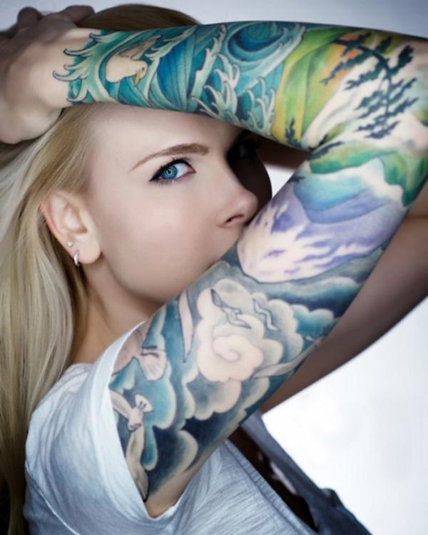 Bølge- og sky -tatovering i japansk stil på full arm for kvinner