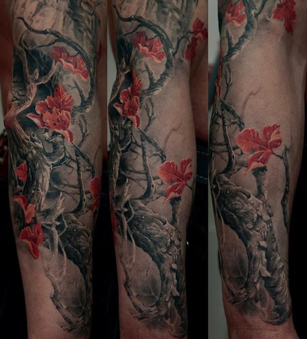 Reális ujjú tetoválás hervadt ágakkal és piros levelekkel