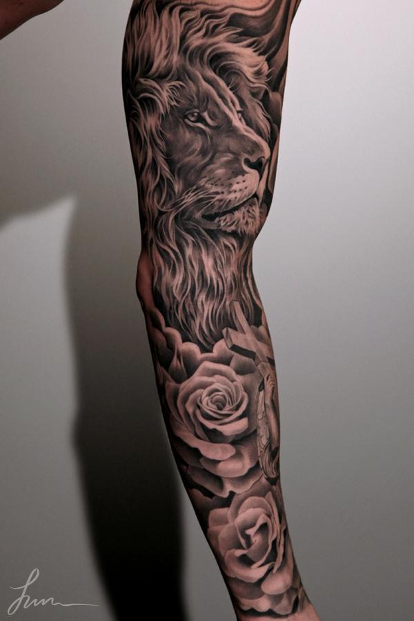 Oroszlán és rózsa ujjú tetoválás