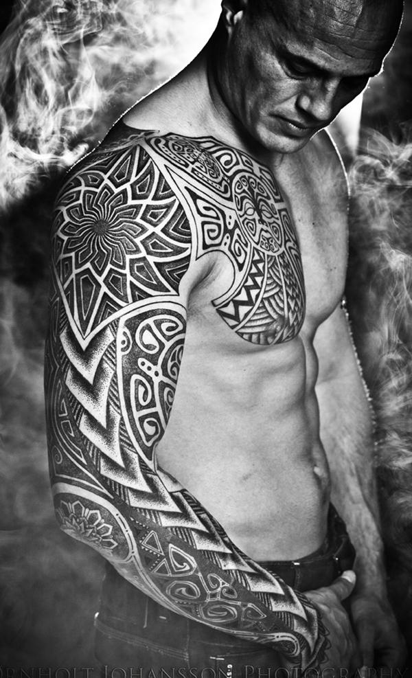 teljes ujjú törzsi Titan tetoválás fekete és szürke színben