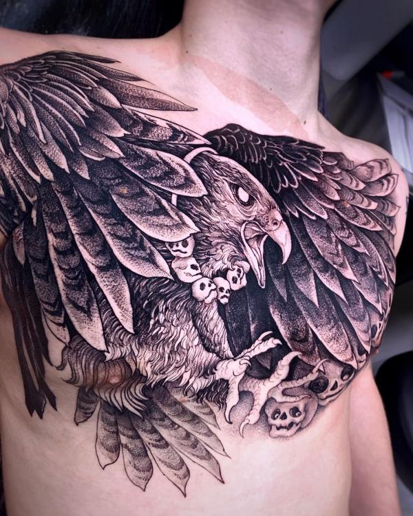 Fekete és szürke sólyom tetoválás
