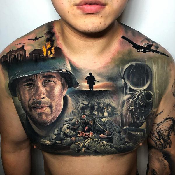 Színes háborús tetoválás