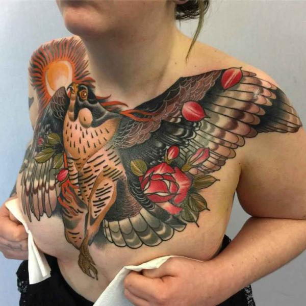 Matt Adamson színes Hawk -tetoválása a mellkason