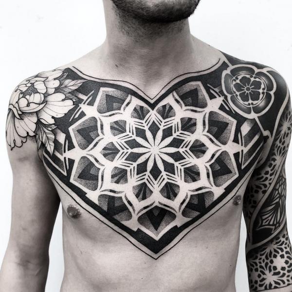 Szív alakú mandala geometriai tetoválás