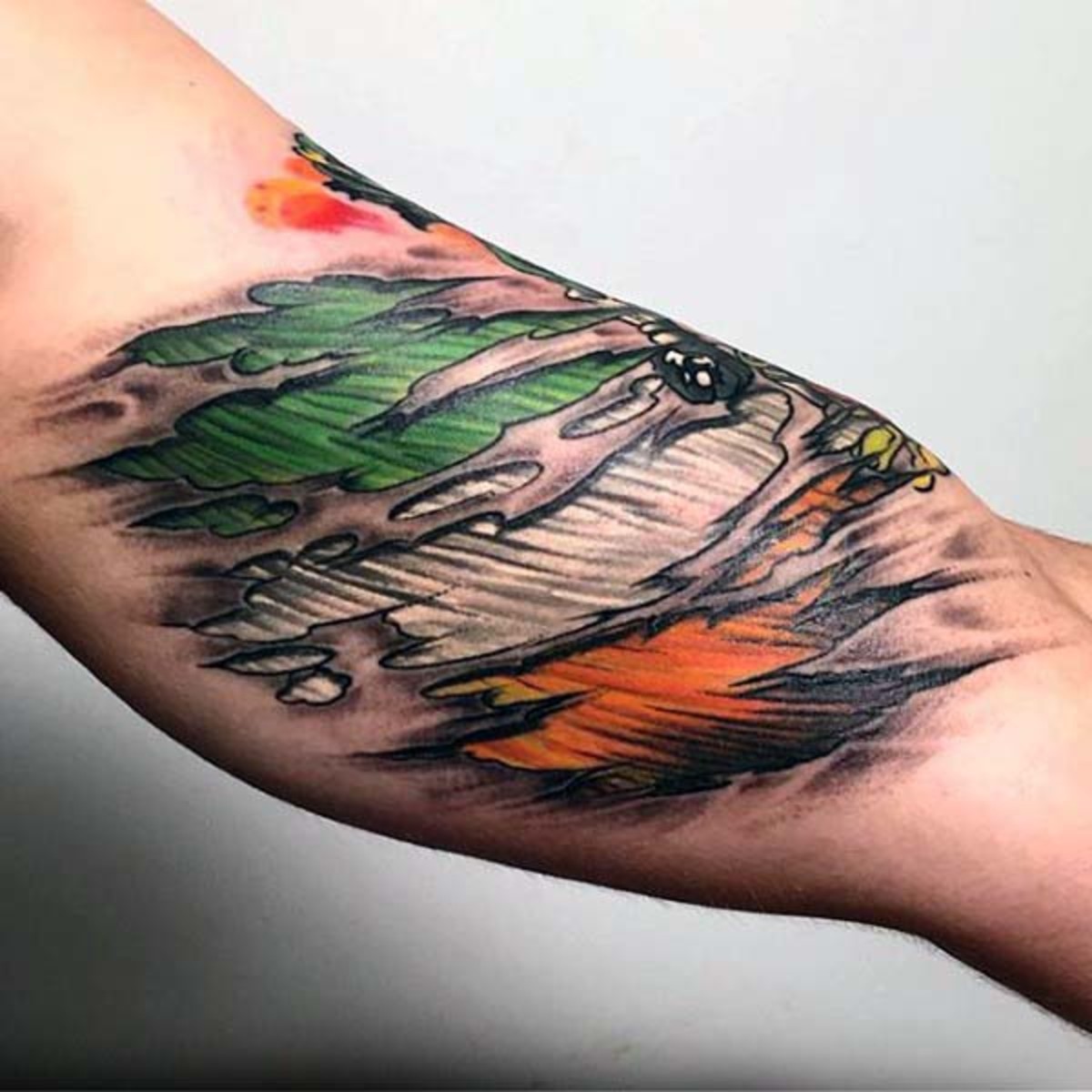 zöld-narancs-fehér-ír-zászló-férfi-szakadt-bőr-kar-tetoválás