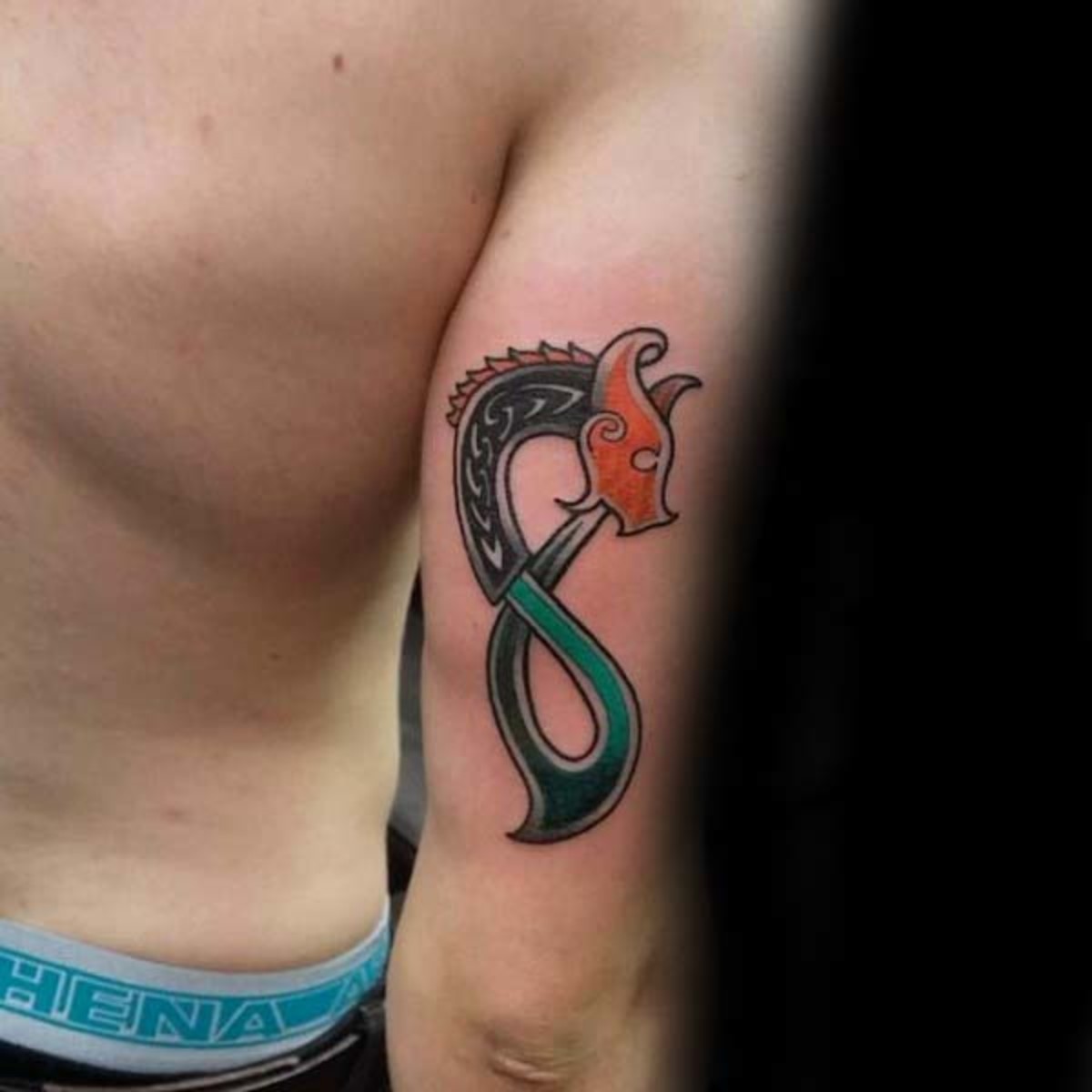 férfi-hűvös-ír-sárkány-tricepsz-tetoválással