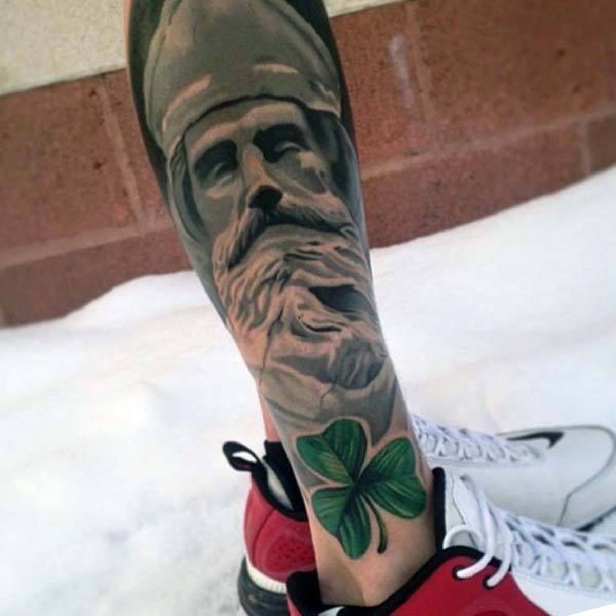férfi-ír-szent-patrik-láb-ujjú-tetoválás