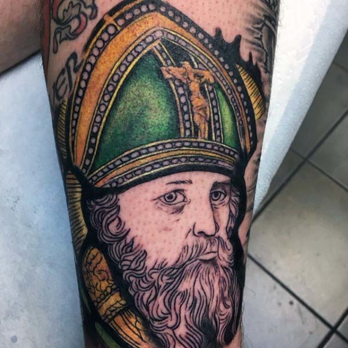 saint-patrick-srácok-ír-témájú-kar-tetoválás-ötletek