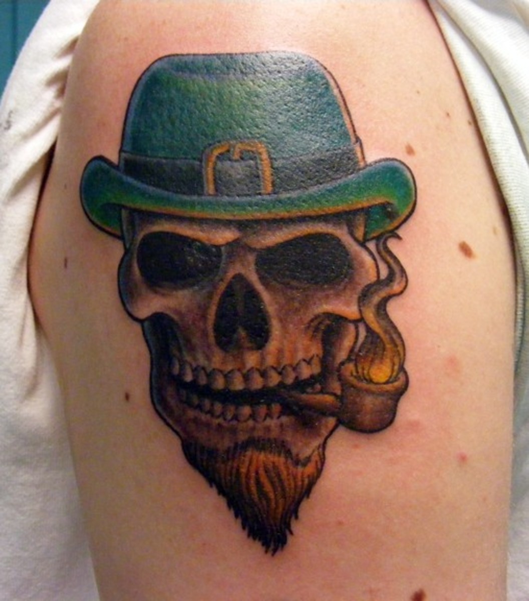 Manó-dohányzó-koponya-tetoválás-bal vállon