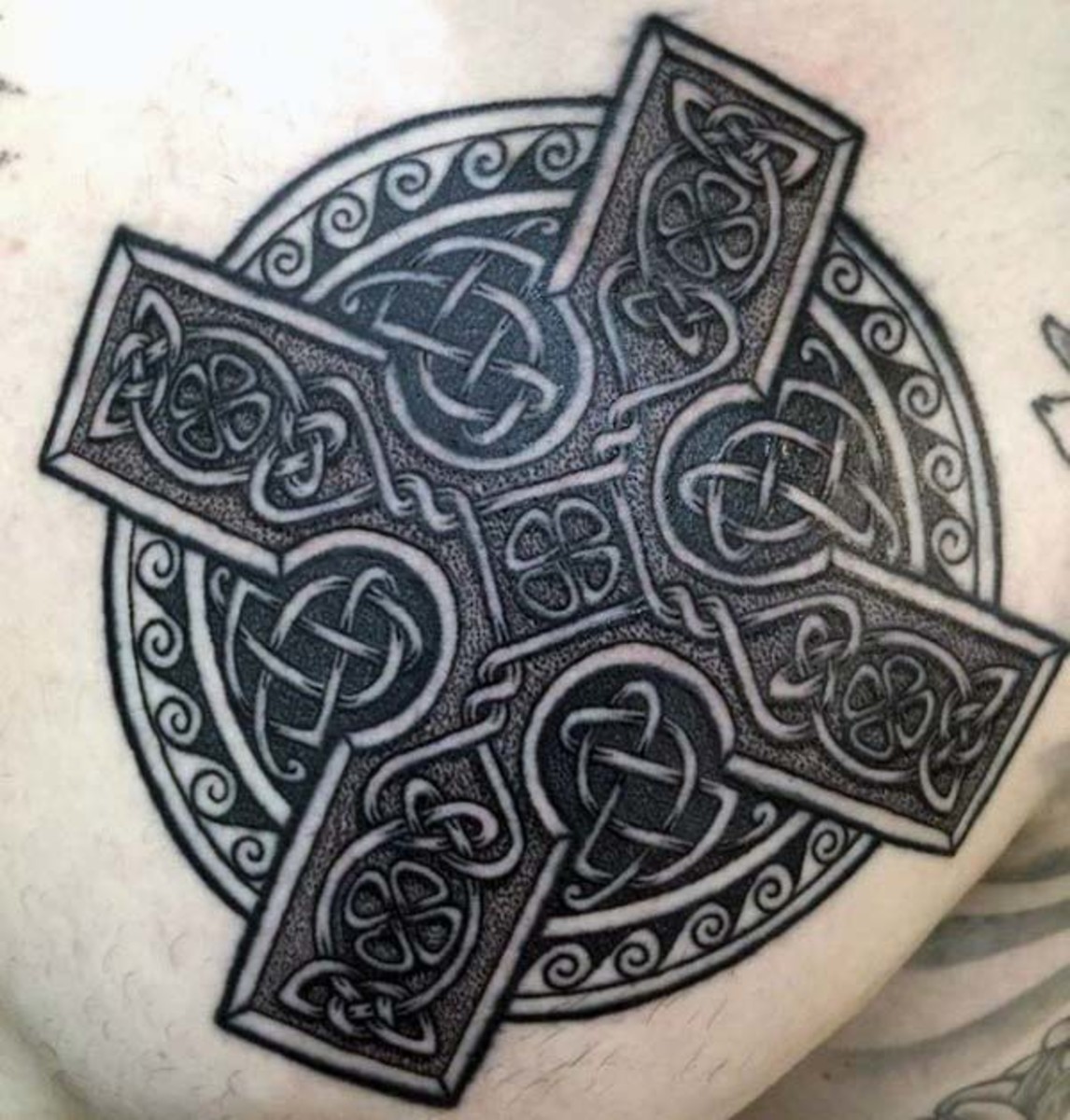 kelta-srácok-felső-mellkas-pontmunka-ír-tetoválás-ötletek