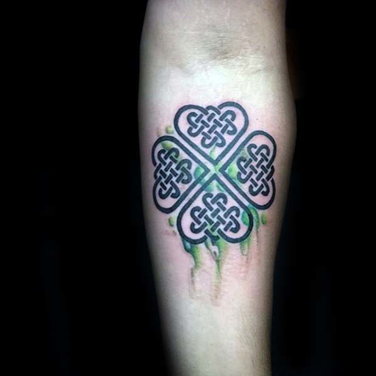 négylevelű lóhere-zöld-akvarell-deisgn-és-fekete-csomók-srácok-ír tetoválások