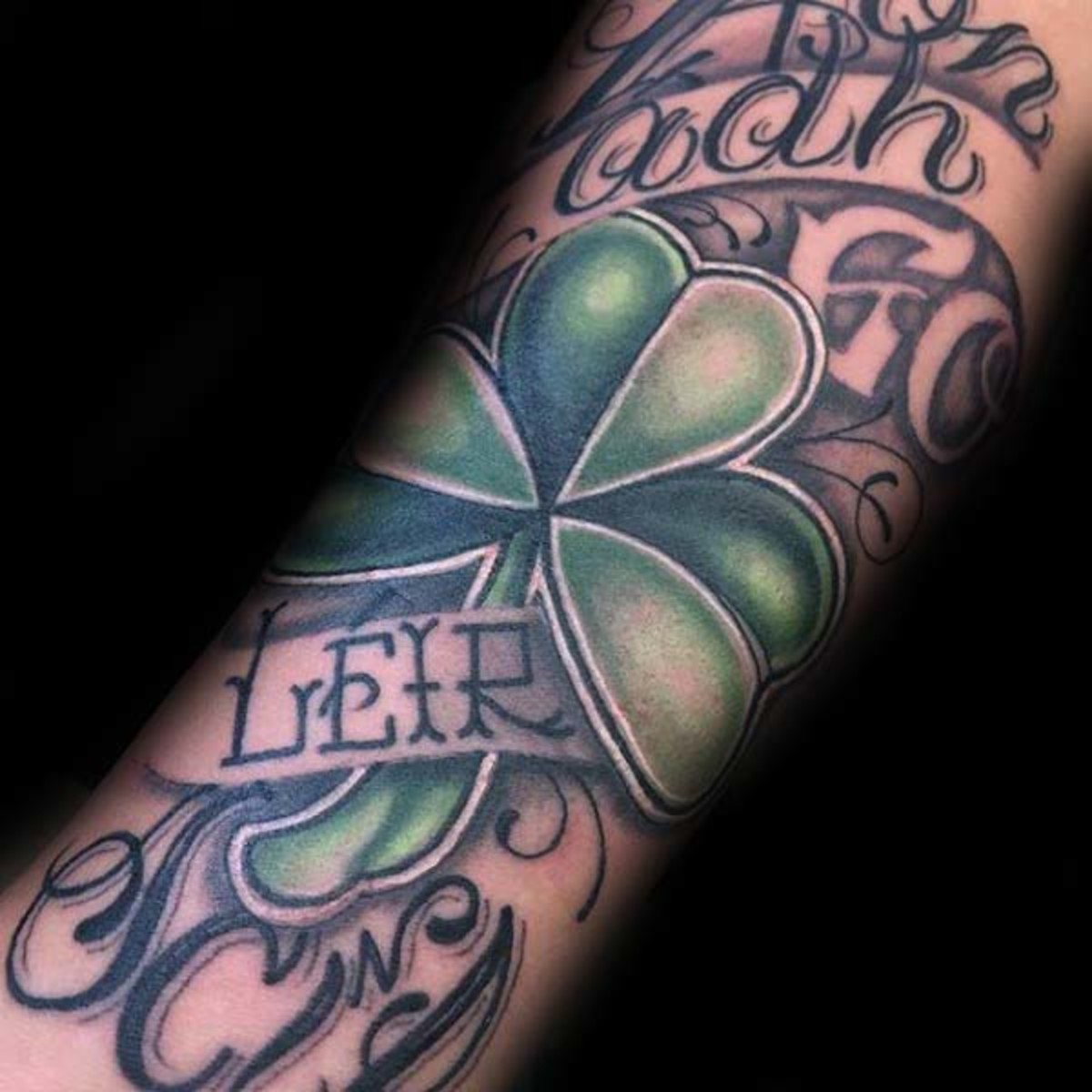 zöld-ír-háromlevelű-lóhere-férfi-alkar-ujjú-tetoválás