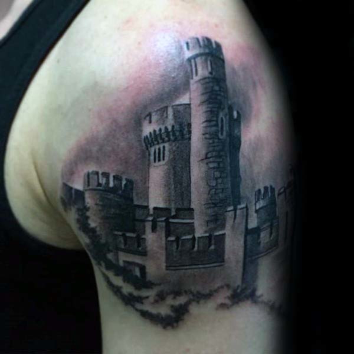 hűvös-részletes-árnyékolt-írország-vár-férfi-felkar-tetoválás