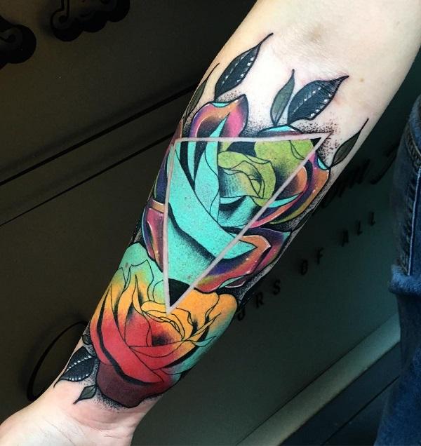 Színes stilizált rózsák tetoválás az alkaron