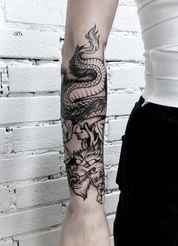 Svart og grå Dragon tatovering på underarmen