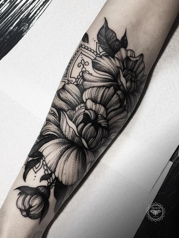 Dotwork tatovering pioner blomster på frearm